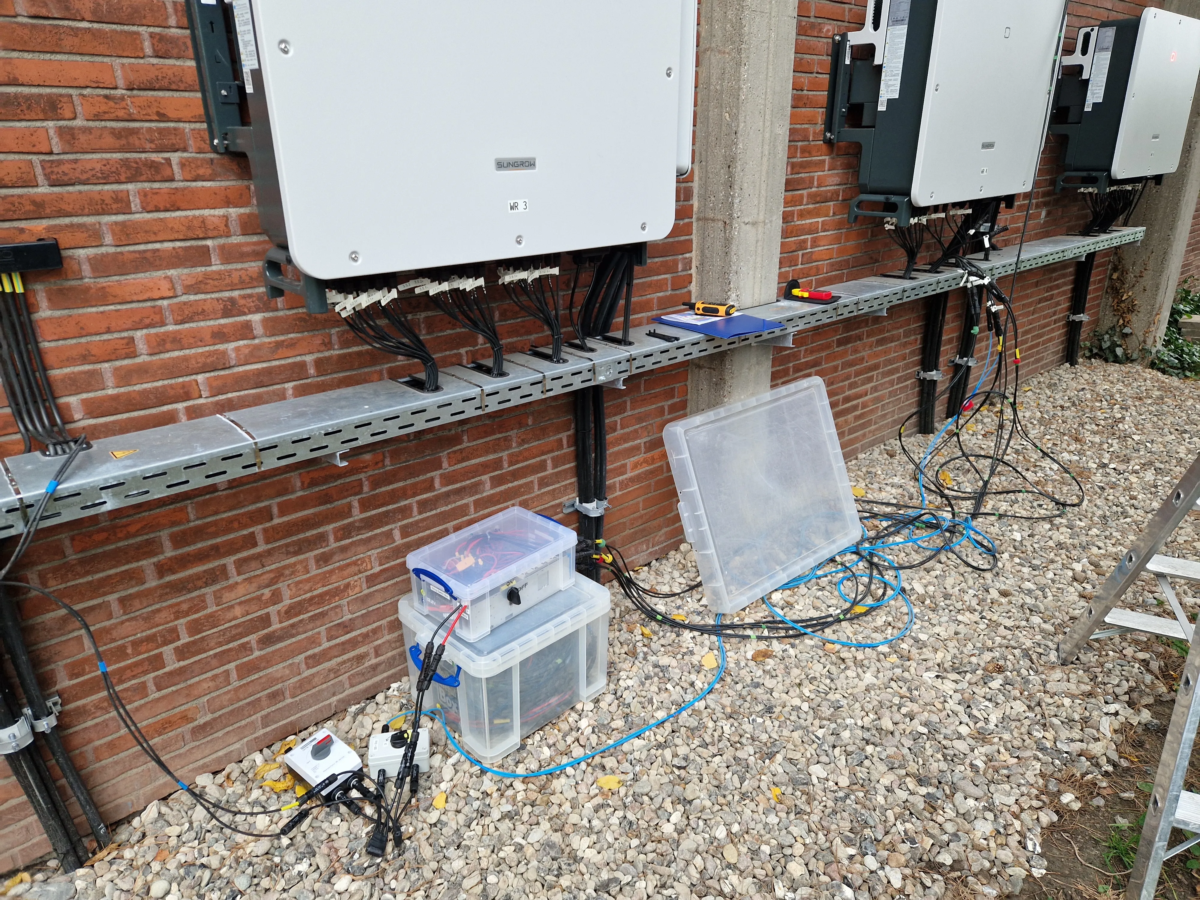 Connected PV-Inverter prepared for daylight Electroluminescence Inspection of PV-Modules