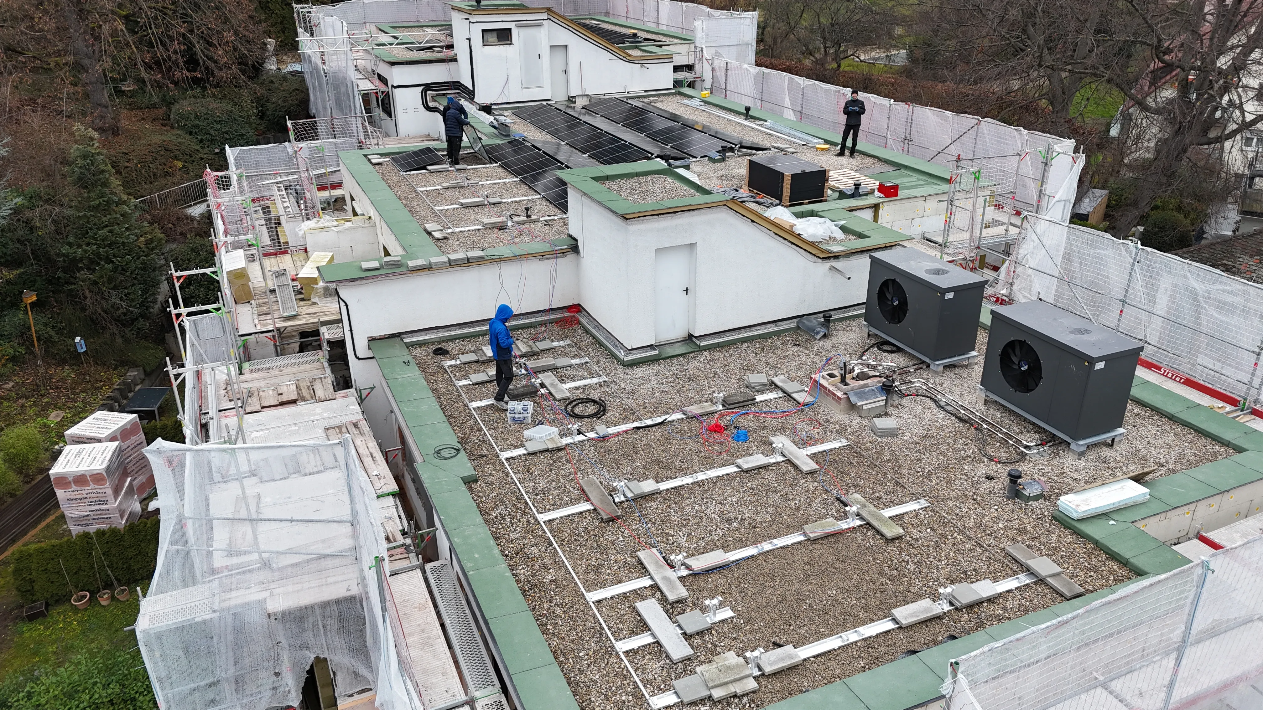 Montage einer Solaranlage auf einem Flachdach vom Solarzentrum Stuttgart
