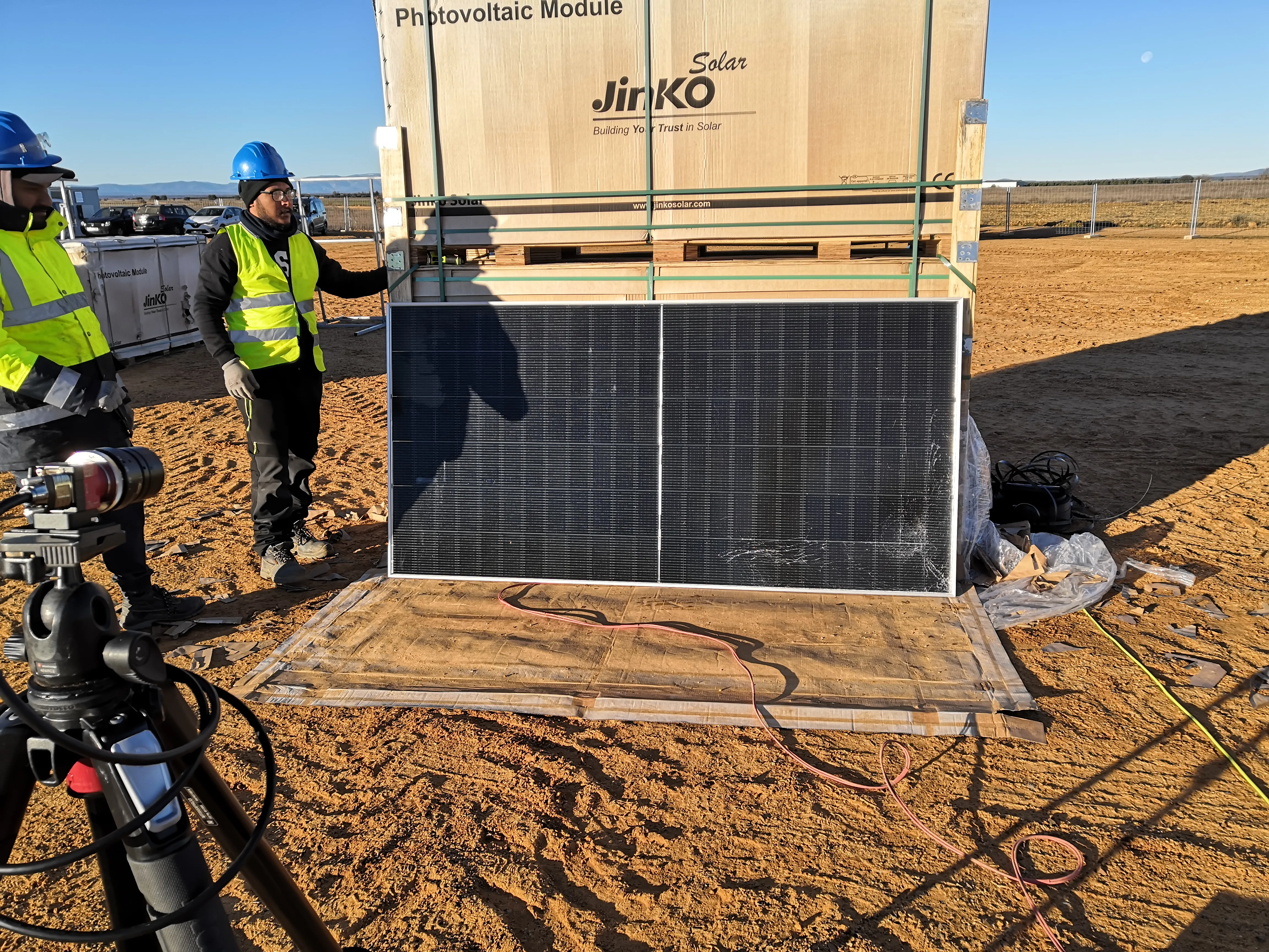 Tageslicht Elektrolumineszenz Inspektion bei einem PV-Modul mit Glasbruch