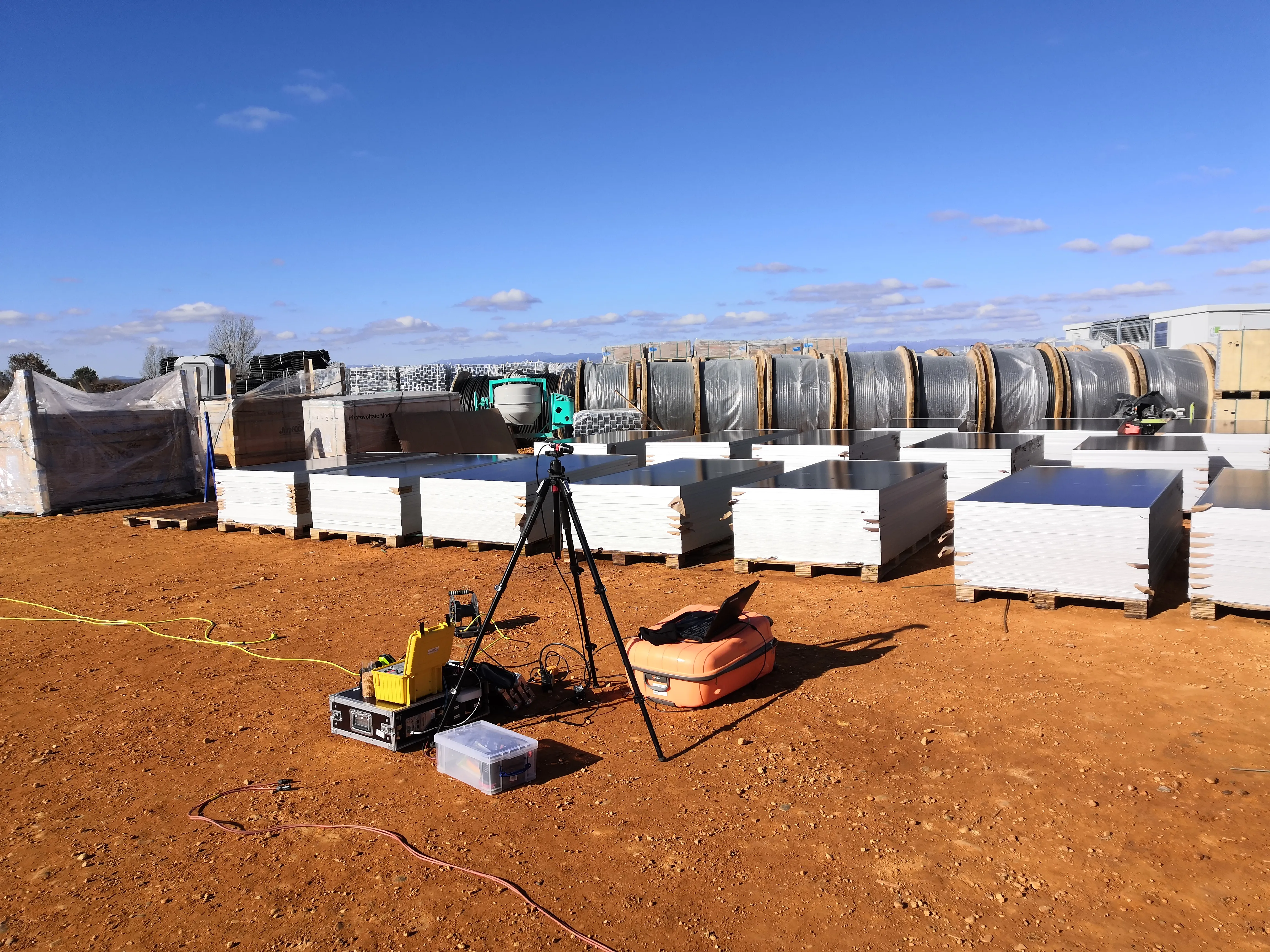 Daylight Electroluminescence inspection equipment DaySy next to PV modules