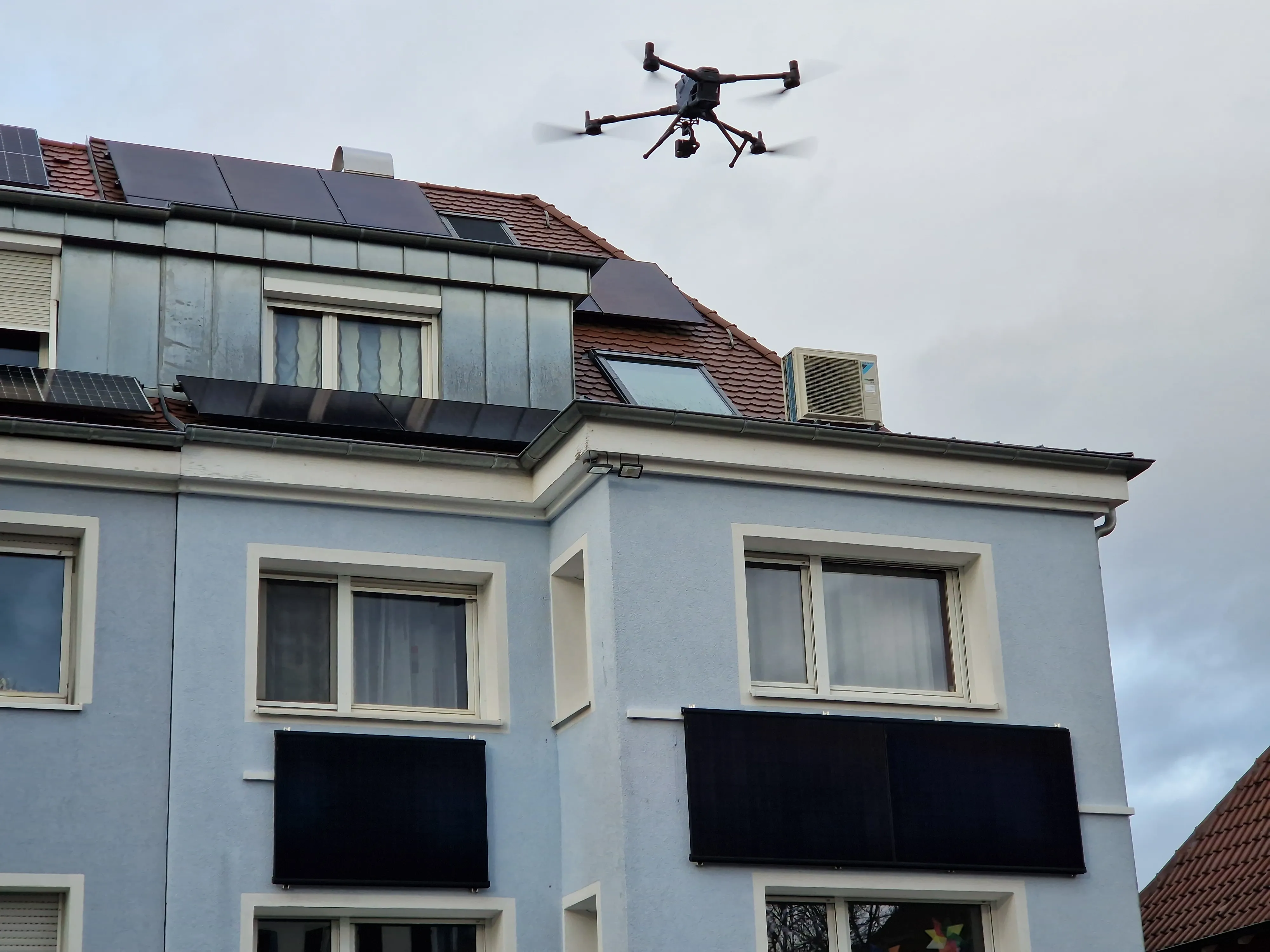 Drohne vor einem Einfamilienhaus – Tests unter urbanen Bedingungen