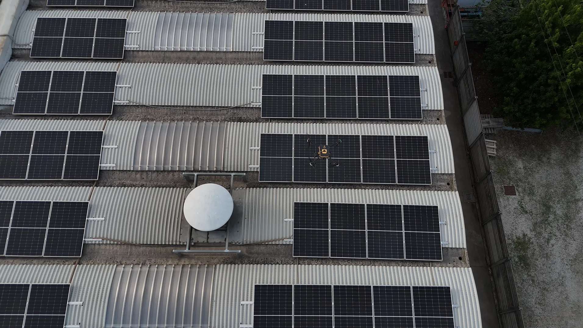 PV-Dachanlage wird mit der KUR-500 V2 Drohne per Tageslicht-EL inspiziert